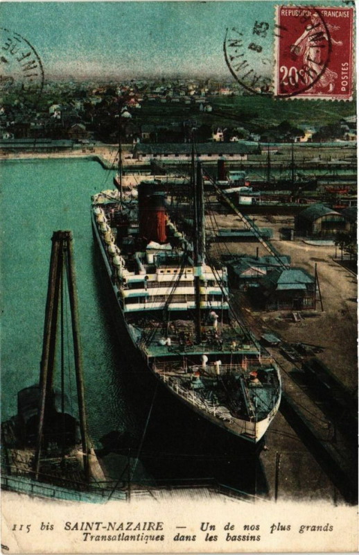 Carte postale ancienne Saint-Nazaire-Un de nos plus grands Transatlanliques dans les à Saint-Nazaire