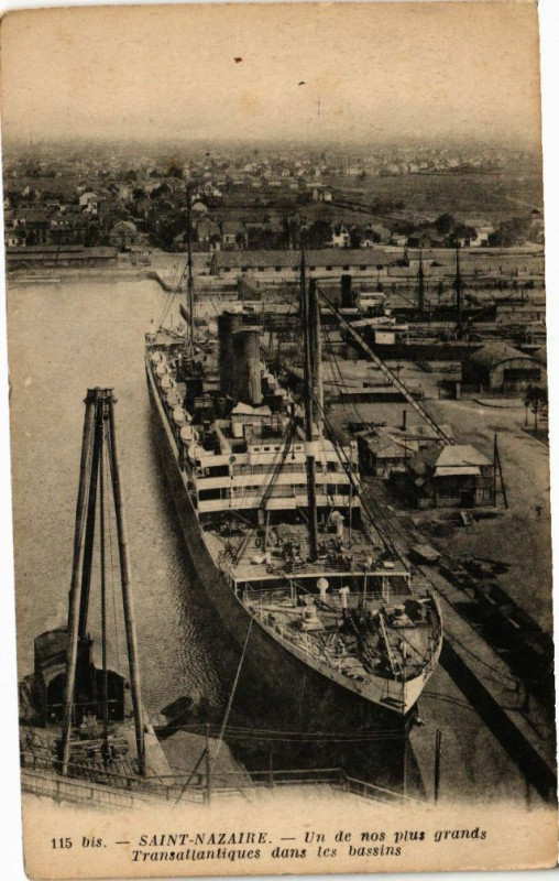 Carte postale ancienne Saint-Nazaire-Un de nos plus grands Transatlanliques dans les à Saint-Nazaire