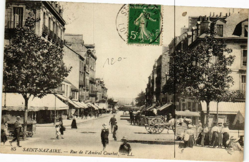 Carte postale ancienne Saint-Nazaire-Rue de I'Amiral Courbet à Saint-Nazaire