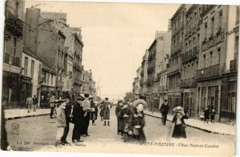 Carte postale ancienne Saint-Nazaire-Rue Amiral-Courbet à Saint-Nazaire