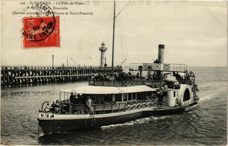 Carte postale ancienne Saint-Nazaire-La Ville de NANTESarrivent aux Estacades à Nantes