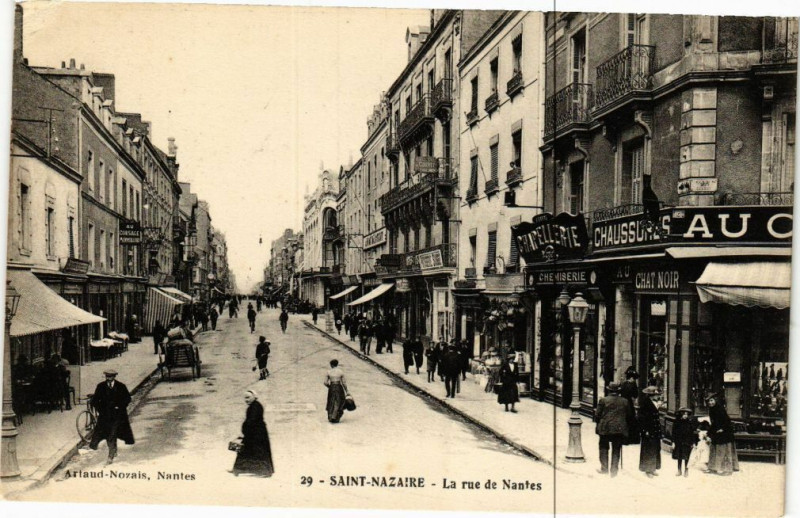 Carte postale ancienne Saint-Nazaire-La Rue de Nantes à Nantes