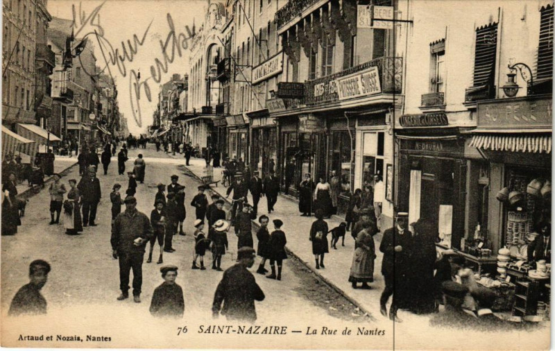 Carte postale ancienne Saint-Nazaire-La Rue de Nantes à Nantes