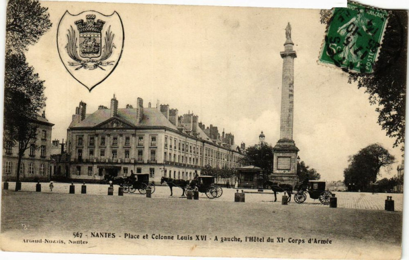Carte postale ancienne Nantes - Place et Colonne Louis Xvi-A gauche I'Hotel du Xi Corps à Nantes