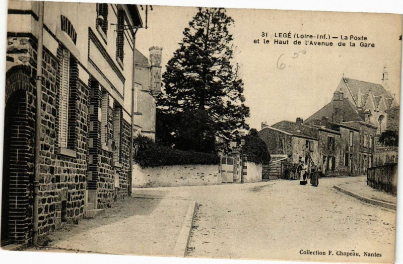 Carte postale ancienne Lege-La Poste et le Haut de L'Avenue de la Gare à Legé
