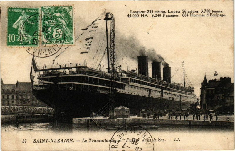 Carte postale ancienne Saint-Nazaire-Le Transatlantique Paris dans le Sas à Saint-Nazaire