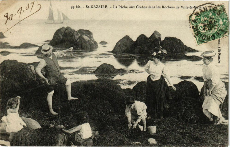 Carte postale ancienne Saint-Nazaire-La Peche aux Crabes dans les Rochers de Ville à Saint-Nazaire