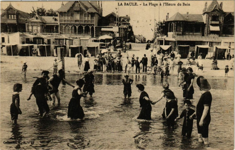Carte postale ancienne La Baule-La Plage a I'Heure du Bain