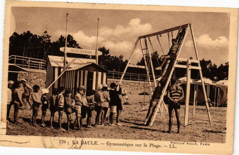 Carte postale ancienne La Baule-Gymnastique sur la Plage