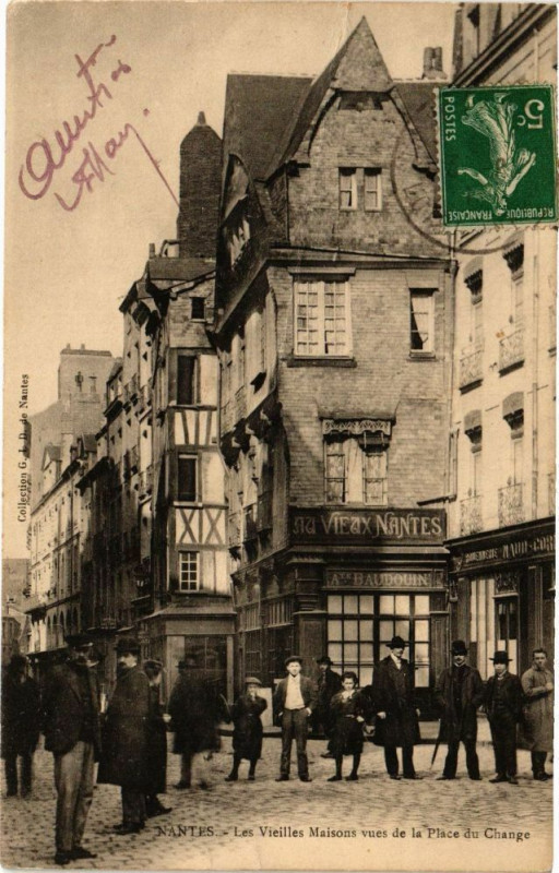 Carte postale ancienne Nantes - Les Vieilles Maisons vues de la Place du Change à Nantes