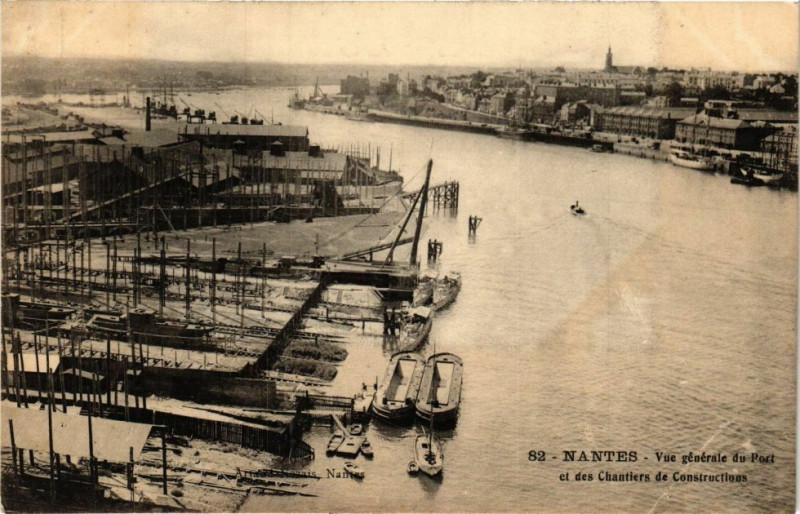 Carte postale ancienne Nantes - Vue générale du Port et des Chautiers de Constructions à Nantes