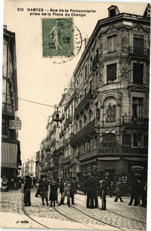 Carte postale ancienne Nantes - Rue de la Poissonnerie prise de la Place du Change à Nantes