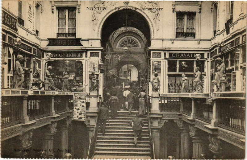 Carte postale ancienne Nantes - Le Passage Pommeraye à Nantes