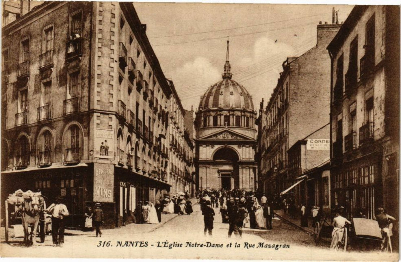 Carte postale ancienne Nantes - L'Eglise Notre-Dame et la Rue Mazagran à Nantes