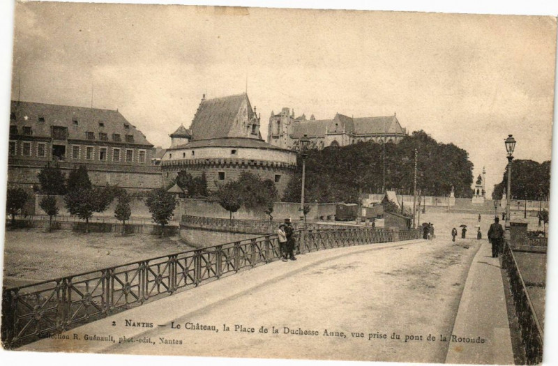 Carte postale ancienne Nantes - Le Chateau la Place de la Duchesse Anne vue prise du.. à Nantes