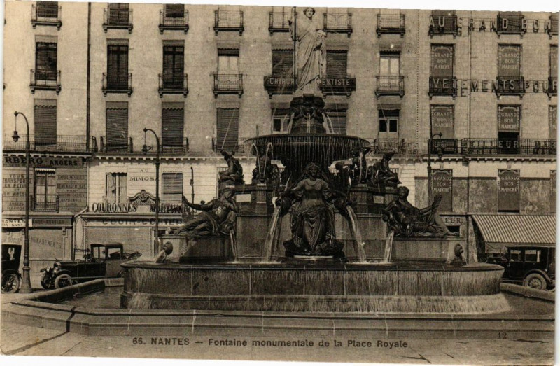 Carte postale ancienne Nantes - Fontaine monumentale de la Place Royale à Nantes