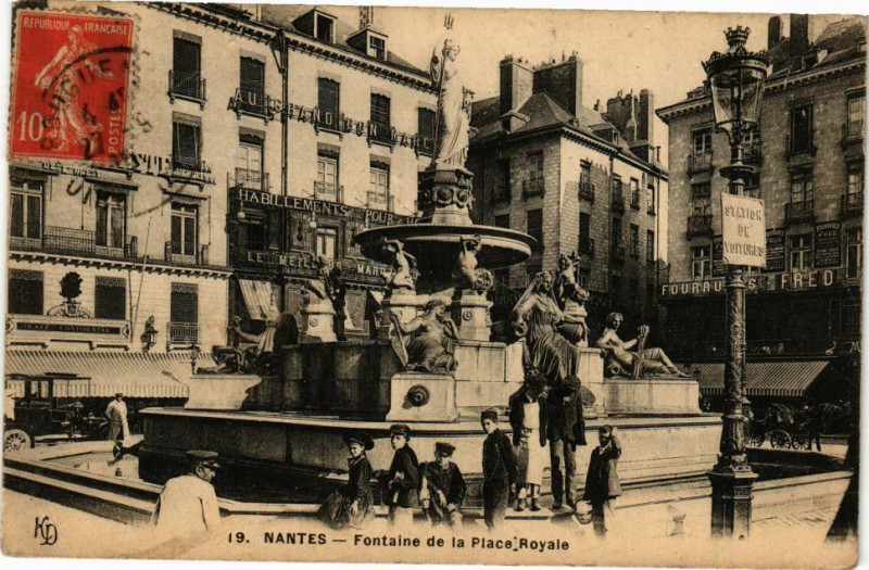 Carte postale ancienne Nantes - Fontaine de la place Royale à Nantes
