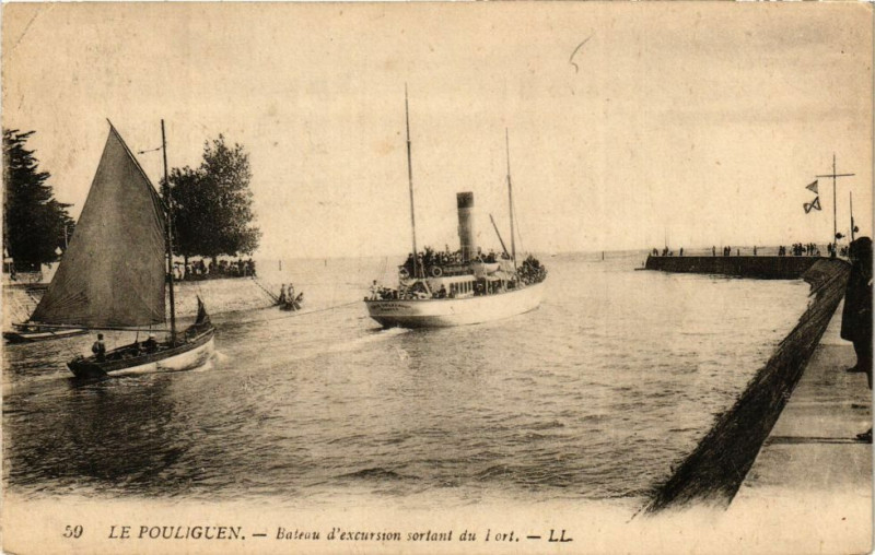 Carte postale ancienne Le Pouliguen - Bateau d'excursion sortant du Port au Pouliguen