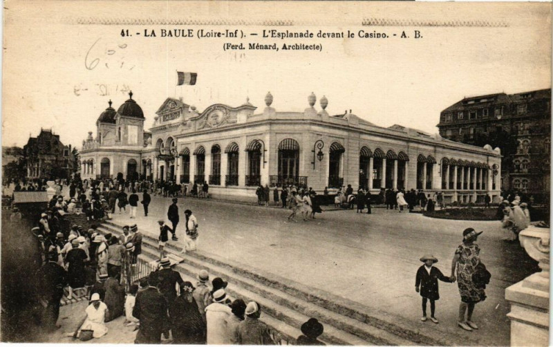Carte postale ancienne La Baule - L'Esplanade devant le Casino