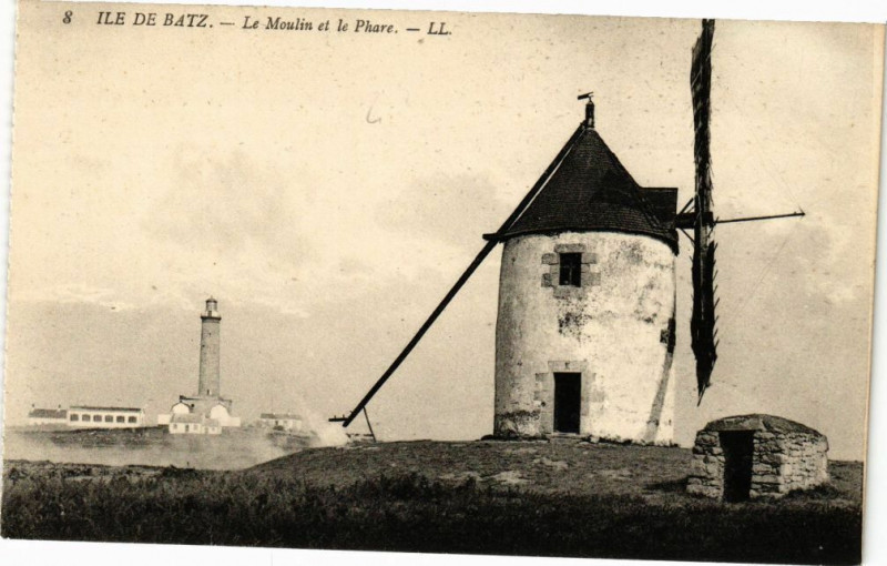 Carte postale ancienne Ile de Batz - Le Moulin et le Phare
