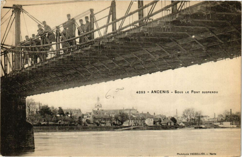 Carte postale ancienne Ancenis - Sous le Pont Suspendu