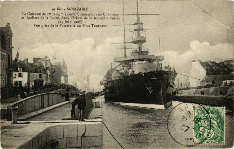 Carte postale ancienne Saint-Nazaire - Le Cuirasse de Ier rang Liberte construit aux à Saint-Nazaire