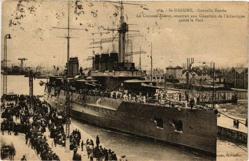 Carte postale ancienne Saint-Nazaire - Nouvelle Entrée - Le Cuirasse Diderot construit aux à Saint-Nazaire
