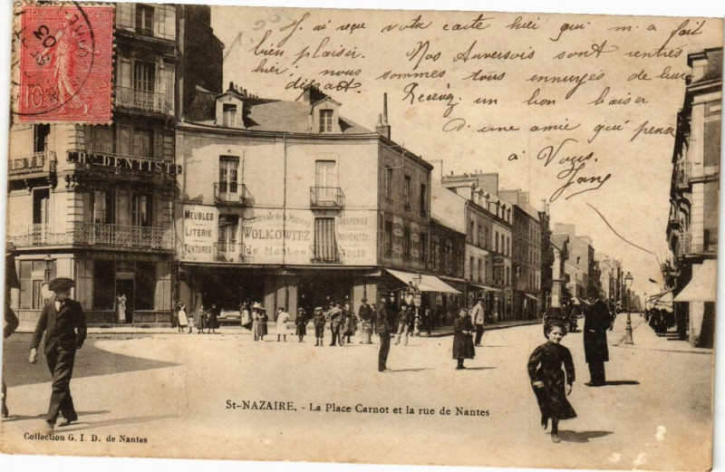 Carte postale ancienne Saint-Nazaire - La Place Carnot et la rue de Nantes à Saint-Nazaire