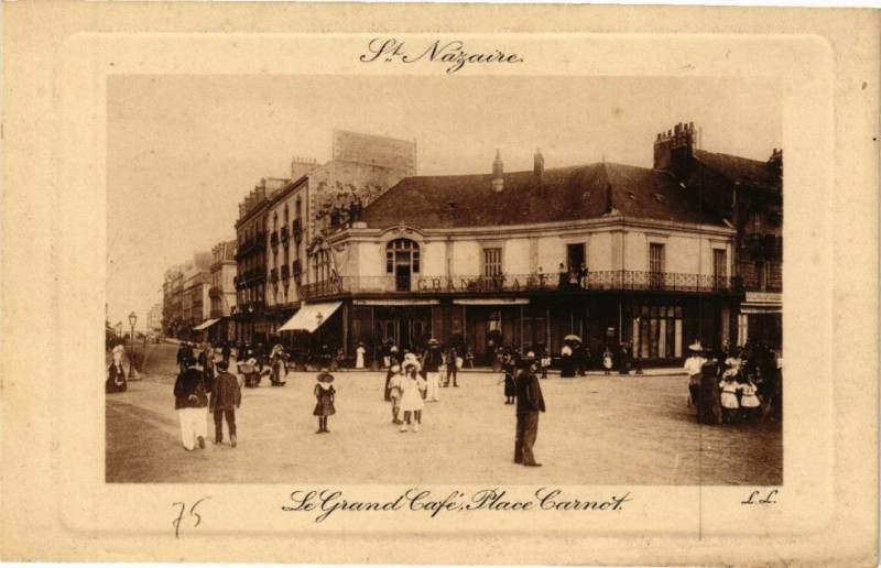 Carte postale ancienne Saint-Nazaire - Le Grand Cafe Place Carmot à Saint-Nazaire