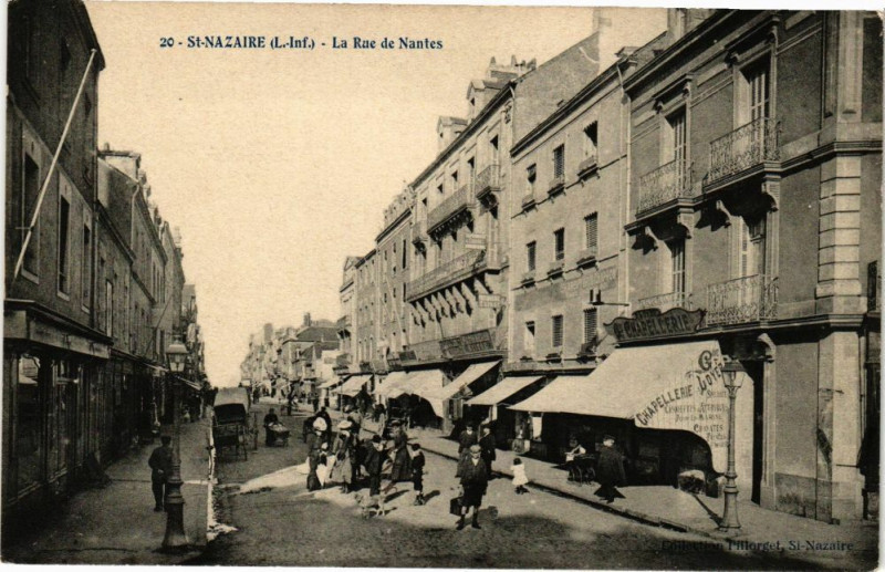 Carte postale ancienne Saint-Nazaire - La Rue de Nantes à Saint-Nazaire