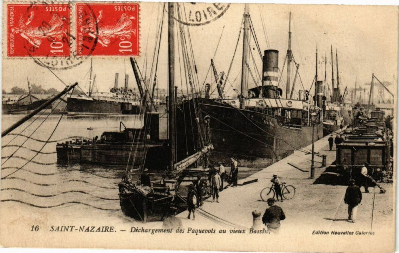 Carte postale ancienne Saint-Nazaire - Dechargement des Paquebots au vieux Bassin à Saint-Nazaire