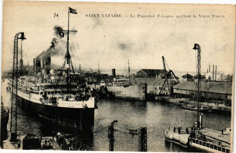 Carte postale ancienne Saint-Nazaire - Le Paquebot Espagne quittant le Vieux Bassin à Saint-Nazaire