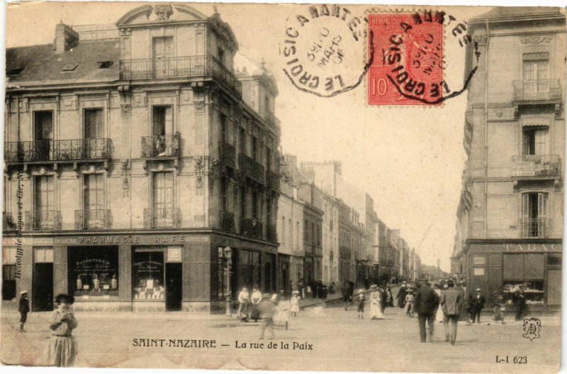 Carte postale ancienne Saint-Nazaire - La rue de la Paix à Saint-Nazaire