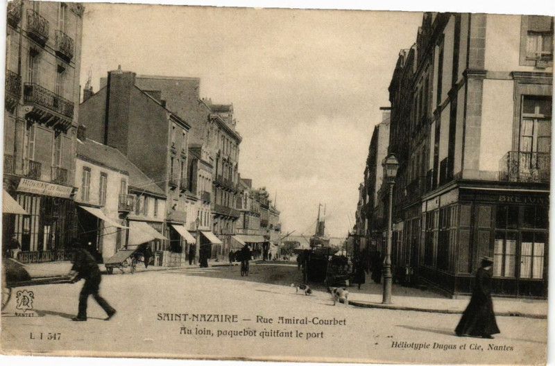 Carte postale ancienne Saint-Nazaire - Rue Amiral-Courbet - au loin paquebot quitfant à Saint-Nazaire