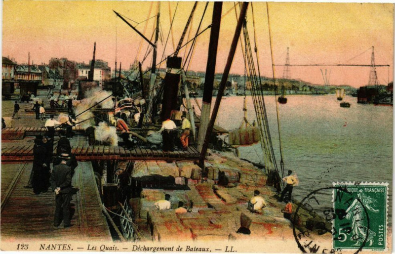 Carte postale ancienne Nantes - Les Quais - Dechargement de Bateaux à Nantes