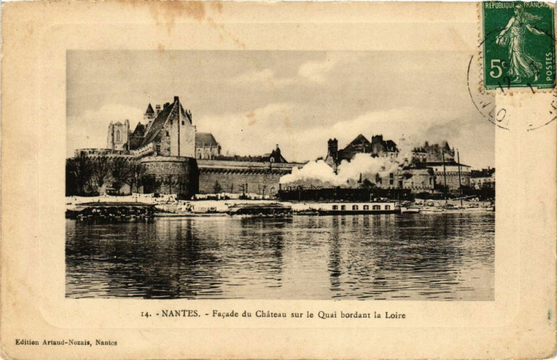 Carte postale ancienne Nantes - Facade du Chateau sur le Quai bordant la Loire à Nantes