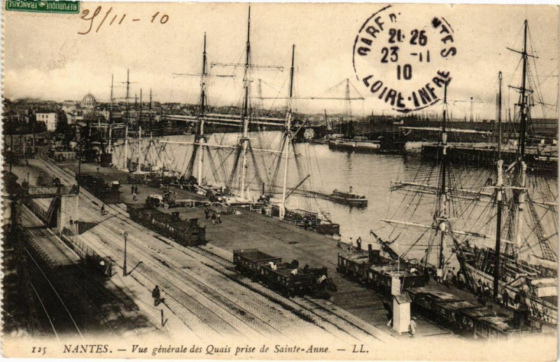 Carte postale ancienne Nantes - Vue générale des Quais prise de Sainte-Anne à Nantes