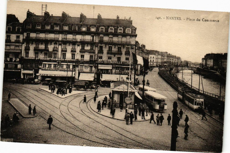 Carte postale ancienne Nantes - Place du Commerce à Nantes