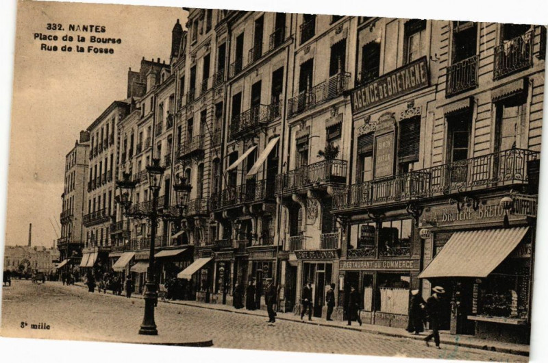 Carte postale ancienne Nantes - Place de la Bource - Rue de la Fosse à Nantes