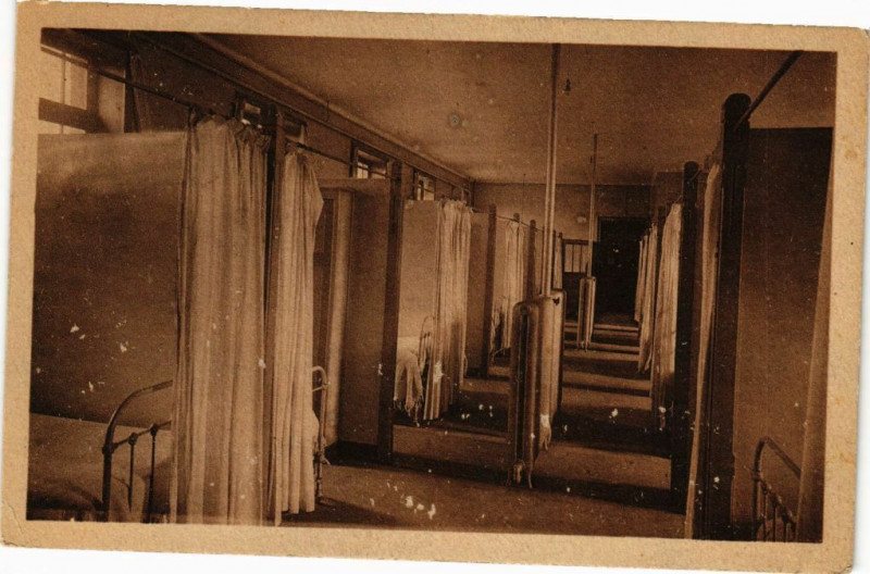 Carte postale ancienne Nantes - Lycée Gabriel Guist'hau - Un Dortoir à Nantes