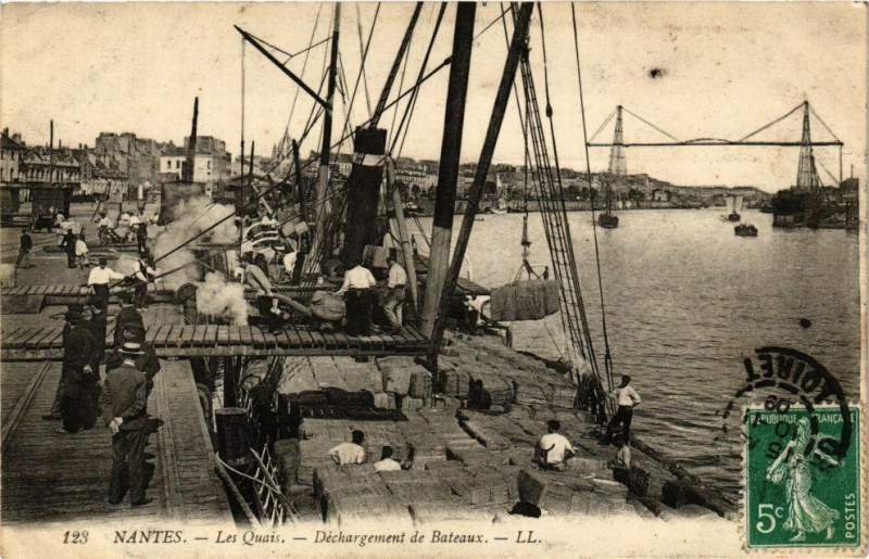 Carte postale ancienne Nantes - Les Quais - Dechargement de Bateaux à Nantes