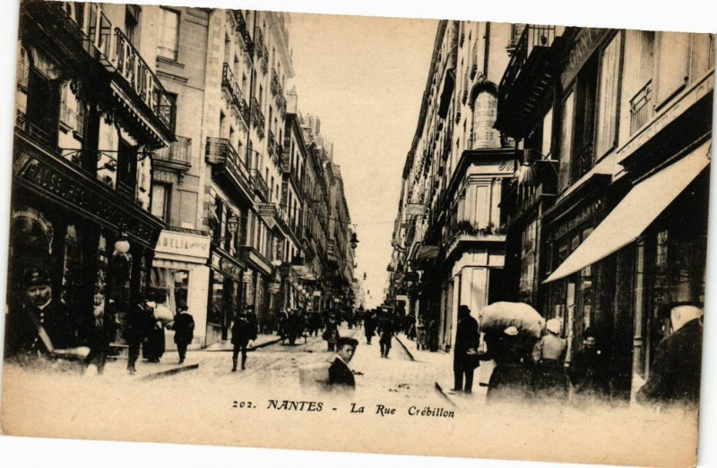 Carte postale ancienne Nantes - La Rue Crebillon à Nantes