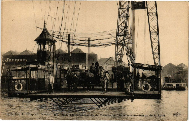 Carte postale ancienne Nantes - La Nacelle du Transbordeur traversant au-dessus de la... à Nantes