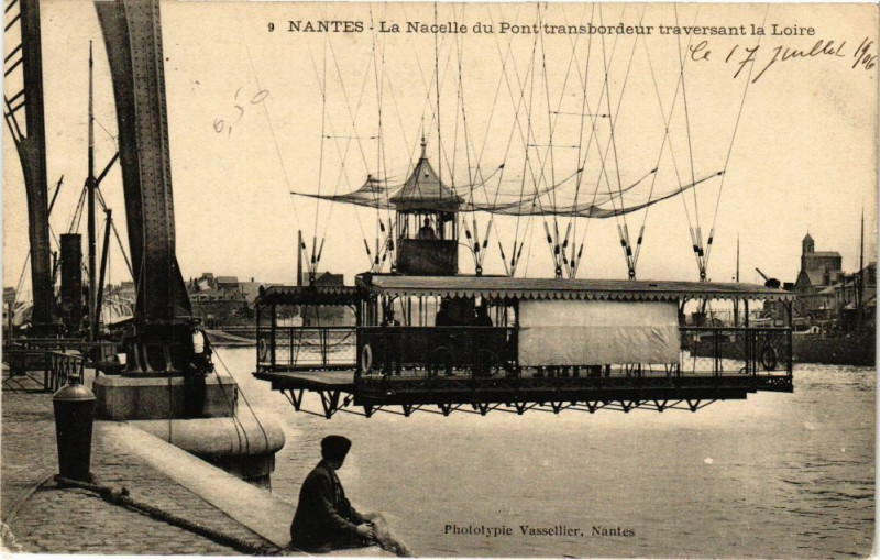 Carte postale ancienne Nantes - La Nacelle du Pont transbordeur traversant la Loire à Nantes