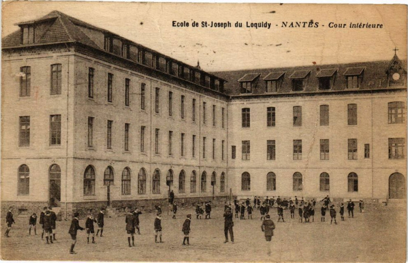 Carte postale ancienne Ecole de Saint-Joseph du Loquidy - Nantes - Cour interieure à Nantes
