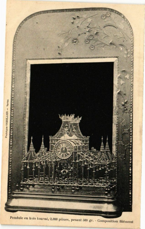 Carte postale ancienne Pendule en bois toure 2.000 pieces pesant 500 gr.-Composition