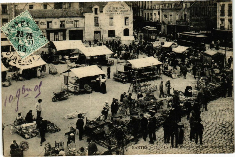 Carte postale ancienne Nantes - La Place Bretagne un jour de Marché à Nantes