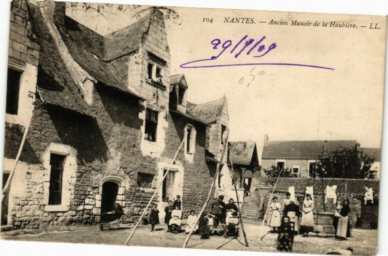 Carte postale ancienne Nantes - Ancien Manoir de la Haubiere à Nantes