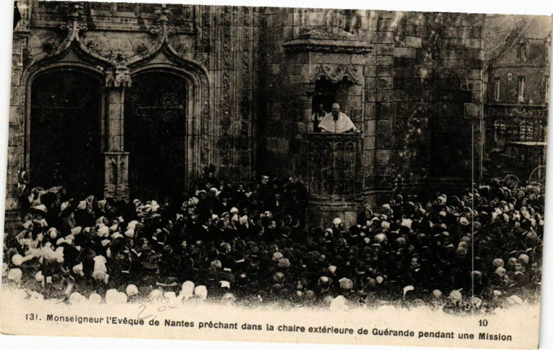 Carte postale ancienne Monsigneur 'Eveque de Nantes prechant dans la chaire exterieure... à Nantes