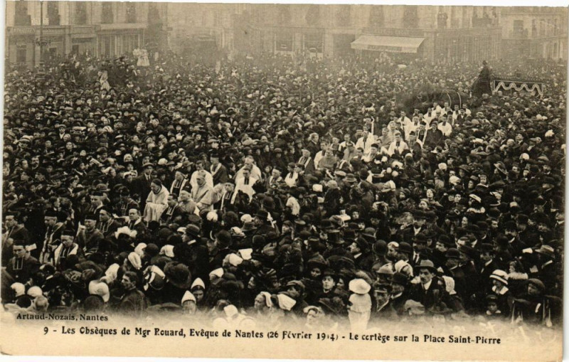 Carte postale ancienne Les Obseques de Mgr Rouard Eveque de Nantes (26 Fevrier 1914) à Nantes
